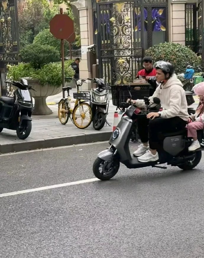 松弛！申花外援特谢拉骑电动车带着女儿一同逛街